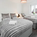 Spacious Contractor House For Large Groups - Private Parking By Liverpool Short Stay